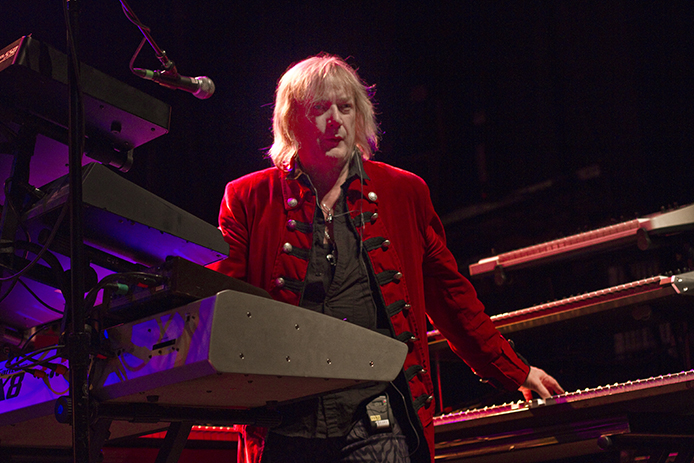 Geoff Downes palying keyboards on stage